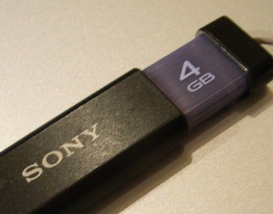 hardware usbstick 2tb 1 300x236 - Sony USB-Stick - 2.2 TeraByte - o_0