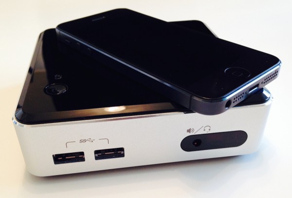 intel nuc groesse iphone 5 600x407 - Intel NUC - Größe im Vergleich zum iPhone 5s