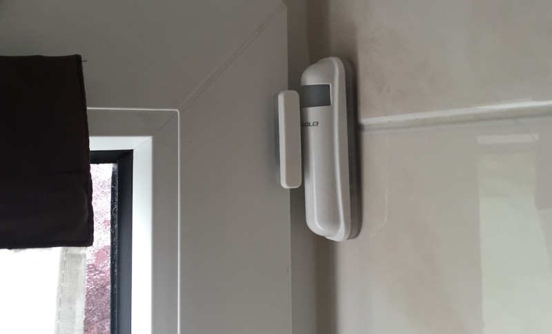 Devolo Fensterkontakt 800x484 - Erfahrungsbericht – Devolo Home Control - Fensterkontakt und Heizkörperthermostat