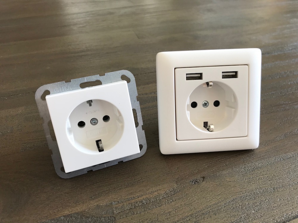 Test - 2USB inCharge PRO - 2 USB-Ports mit max. 2.4A und einer Steckdose 2USB inCharge PRO Farbevergleich GIRA Reinweiss Matt - Test - 2USB inCharge PRO - 2 USB-Ports mit max. 2.4A und einer Steckdose