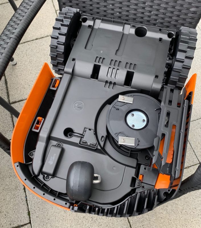 worx landroid m500 wr141e unterseite 706x800 - Test - Worx Landroid M500 2019 (WR141E) - Mähroboter