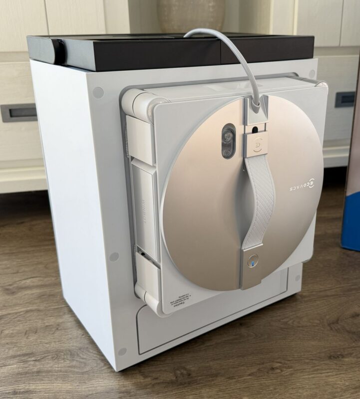 Test – ECOVACS WINBOT W3 OMNI – Fensterputzroboter mit Waschstation ECOVACS WINBOT W3 OMNI Station mit Roboter 721x800 - Test – ECOVACS WINBOT W3 OMNI – Fensterputzroboter mit Waschstation