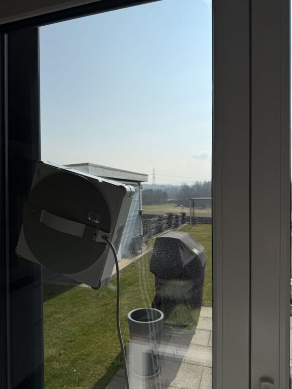 Test – ECOVACS WINBOT W3 OMNI – Fensterputzroboter mit Waschstation ECOVACS WINBOT W3 OMNI beim Spruehstoss 600x800 - Test – ECOVACS WINBOT W3 OMNI – Fensterputzroboter mit Waschstation