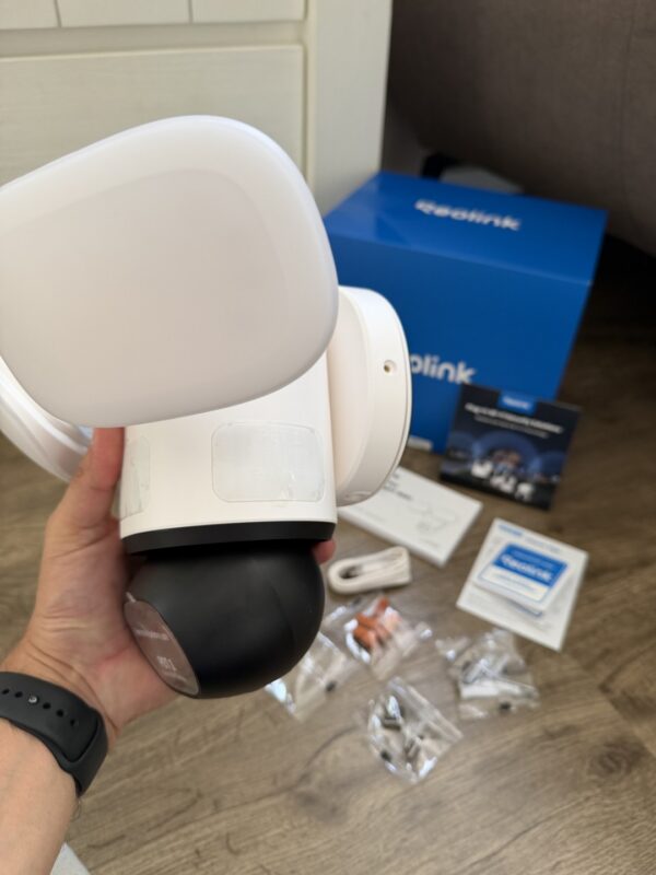 Test – Reolink TrackFlex Floodlight WiFi IMG 0067 600x800 - Test – Reolink TrackFlex Floodlight WiFi